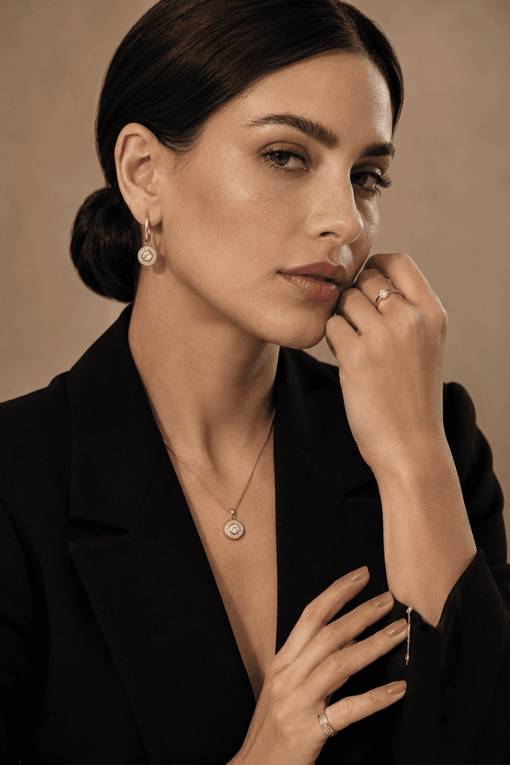 Retrato de campanha: brincos, colar e anéis HERTMANN em ouro amarelo
