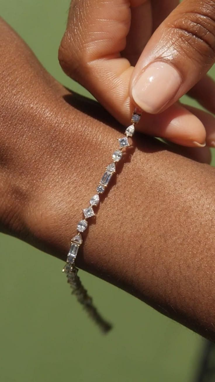 Pulseira Cadência usada no pulso, em close-up