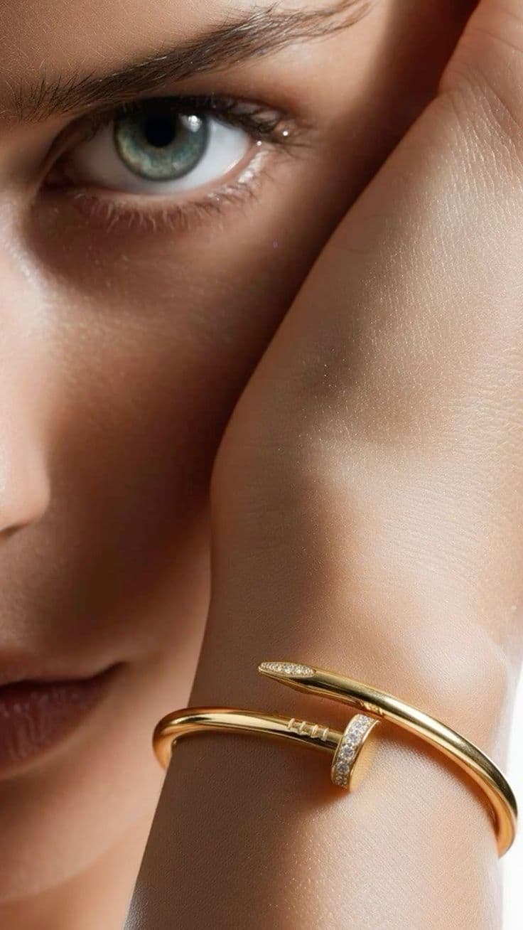 Pulseira Noturno usada no pulso, em close-up